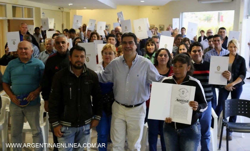 Regularización dominial: Capitanich entregó 50 títulos de propiedad a vecinos de diferentes barrios