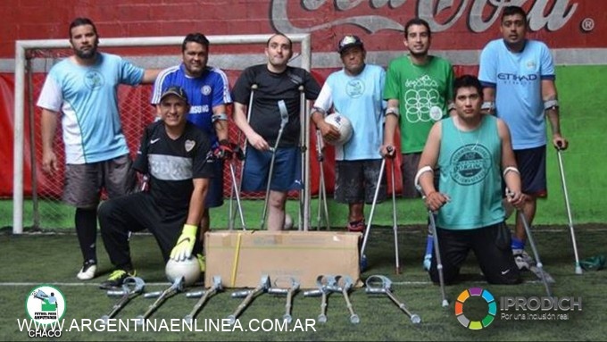 INCLUSIÓN DEPORTIVA: IPRODICH DONÓ 20 PARES DE BASTONES PARA LA SELECCIÓN DE FÚTBOL PARA AMPUTADOS DEL CHACO