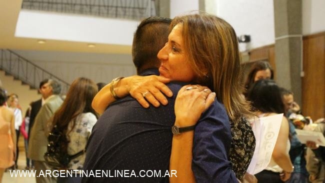 Maestra alojó a su alumno Wichí del Chaco y éste se recibió como enfermero en Córdoba
