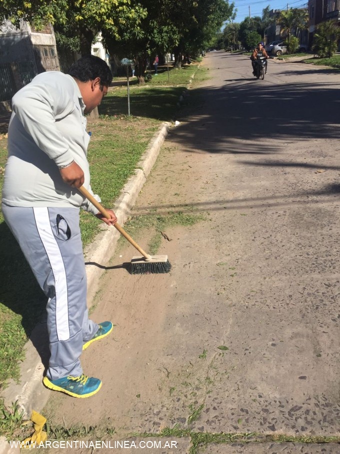El municipio concretó trabajos de desmalezamiento y descacharrado en el barrio Asunción