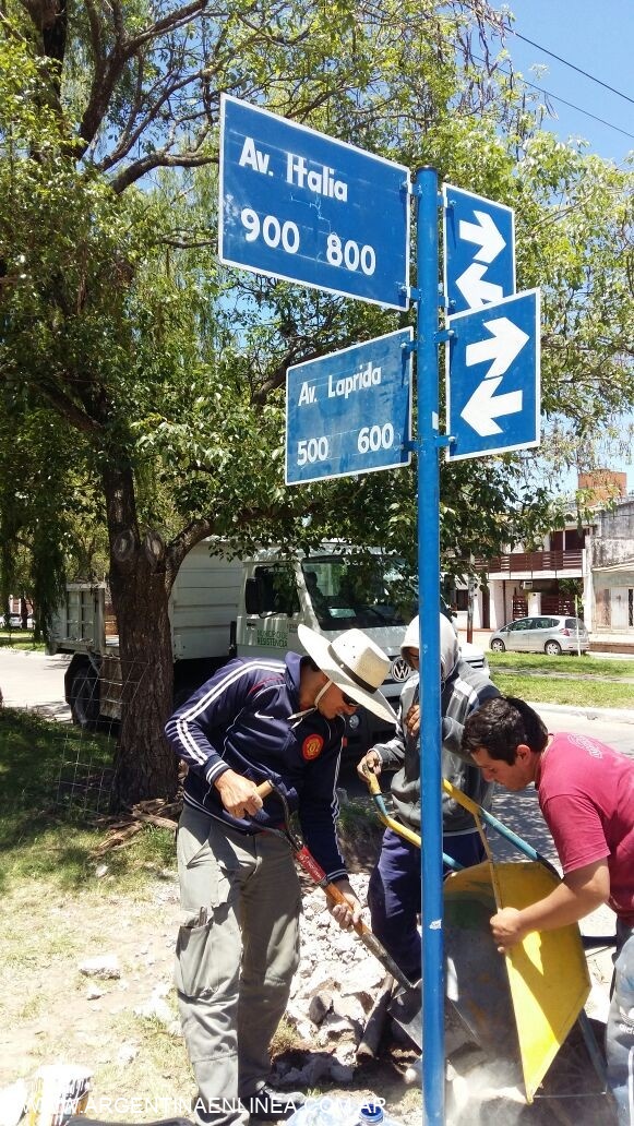 Avanza el programa de señalética vial: el municipio colocó carteles nomencladores en la avenida Italia