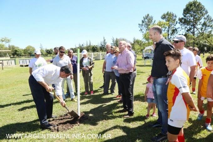 Arbolado Urbano: en el Curne, Capitanich y niños del rugby infantil iniciaron el plantado de 100 lapachos