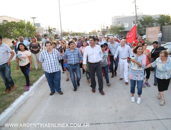 Junto a vecinos, Capitanich inauguró la pavimentación de la avenida Italia y anunció nuevas obras