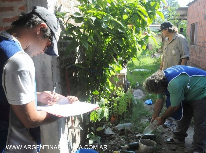 SALUD INSTA A LOS VECINOS A ELIMINAR LOS POSIBLES CRIADEROS DE MOSQUITOS EN LOS HOGARES