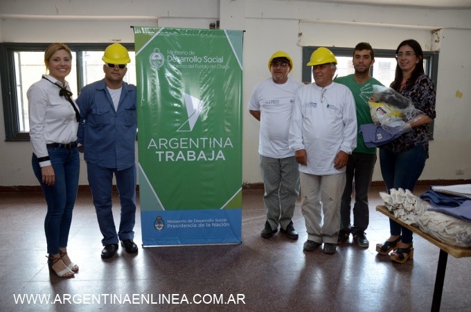 COOPERATIVISTAS DE ARGENTINA TRABAJA RECIBIERON UNIFORMES PARA TRABAJOS DE ELECTRICIDAD Y PINTURA