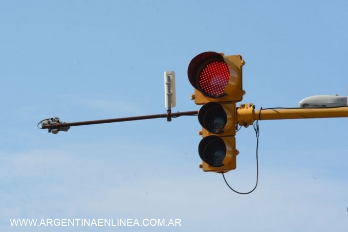 El Municipio instaló nuevos controladores a semáforos de la avenida Sarmiento