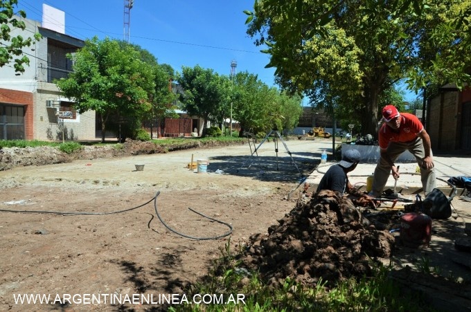 APUESTA AL DESARROLLO DEPORTIVO: GOBIERNO INICIÓ LA PAVIMENTACIÓN DE CALLES ALEDAÑAS AL CHACO FOR EVER