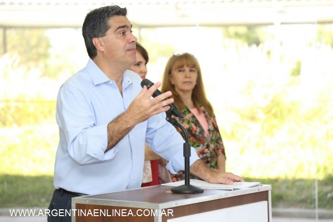 Capitanich entregó las resoluciones que proclaman a nuevas comisiones vecinales de la zona noreste