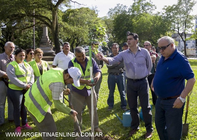 Capitanich plantó el árbol 10 mil y se avanza con el cumplimiento de metas ambientales de gestión