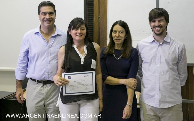 Capitanich entregó certificados a trabajadores municipales que se capacitaron en la Escuela de Gobierno