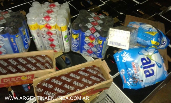 TRANSPORTABAN SUSTANCIAS ALIMENTICIAS CON INSECTICIDAS Y LE INTERVINIERON LA CARGA