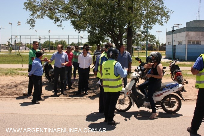 Inspectores de tránsito controlan el respeto a los semáforos y uso del casco reglamentario