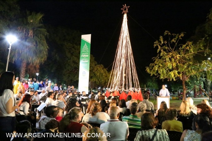 Capitanich participó de la inauguración del tradicional árbol de Navidad