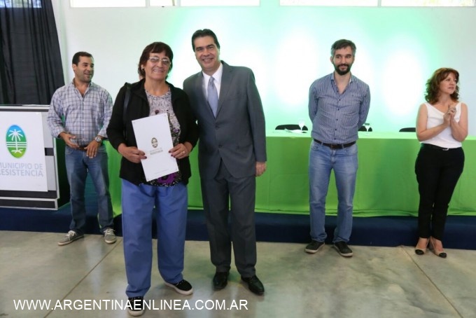 Capitanich entregó 106 títulos de propiedad a vecinos de diferentes barrios