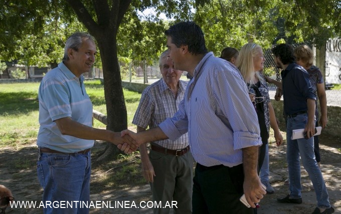 Junto a vecinos, Capitanich apunta a concretar obras de pavimento en el barrio Llaponagat