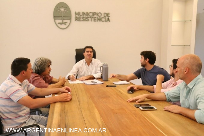 Capitanich se reunió con artesanos de la Pérgola de la Plaza 25 de Mayo