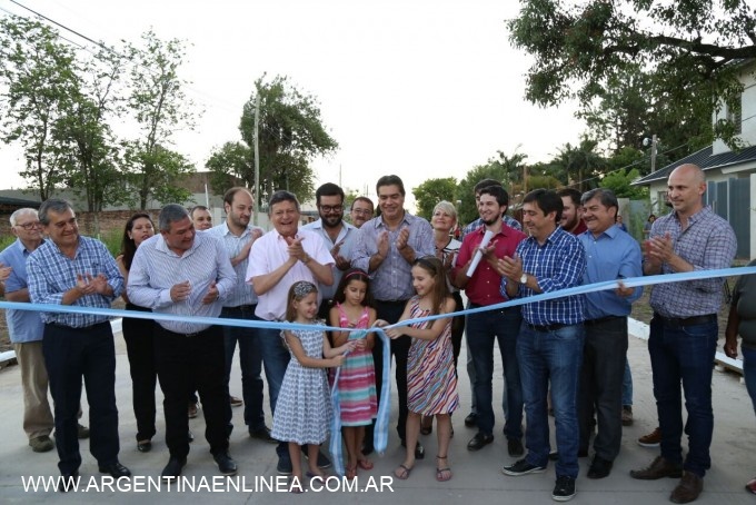 Capitanich y Peppo inauguraron 17 cuadras de pavimento urbano en Villa Camors
