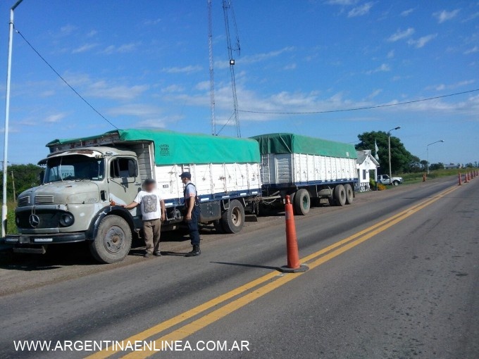 LO PARARON PARA UN CONTROL Y DESCUBRIERON QUE EL CAMIÓN ERA ROBADO