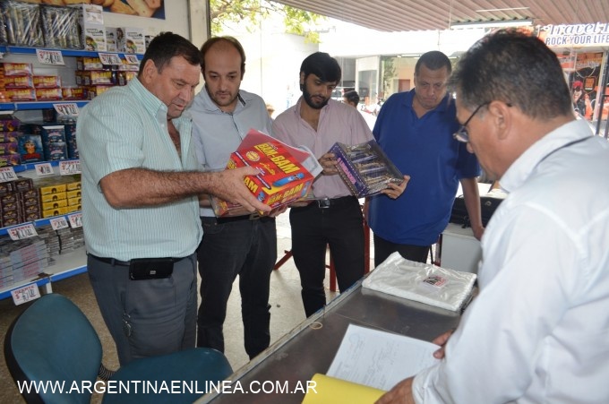 El municipio profundiza los operativos de control en puntos de ventas de pirotecnia