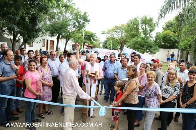 Capitanich inauguró el nuevo pavimento de la calle Obligado, una obra anhelada por los vecinos de Villa San Juan